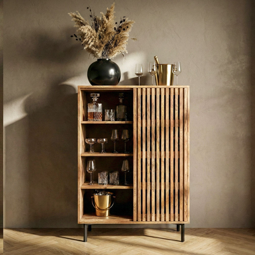 Smuk skænk med vinreol, massivt træ, 80x123cm, skydedør i gitterdesign, håndlavet