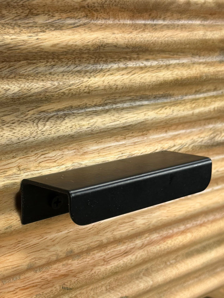 Håndlavet skænk i massivt træ 160cm - kommode med 2 låger og 3 skuffer