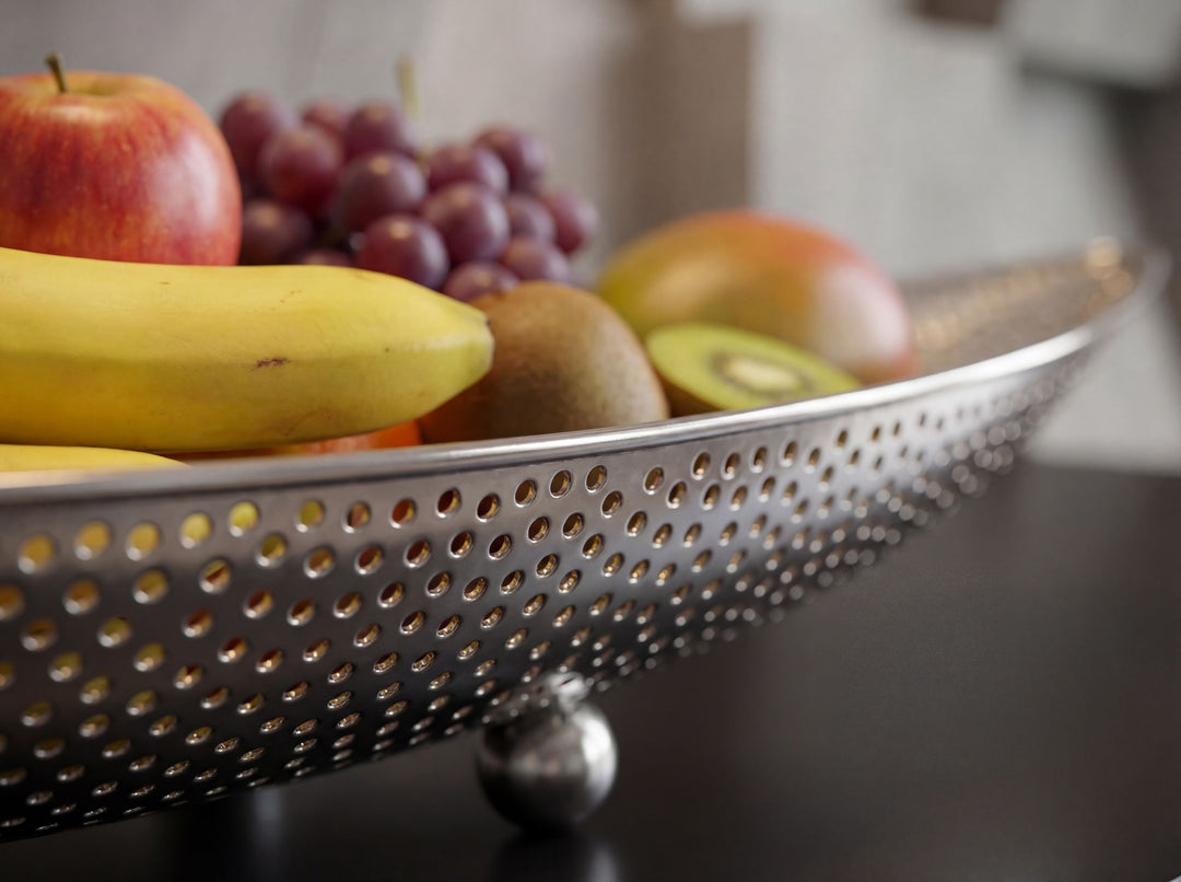 Frugtskål i sølvfarvet metal 60 cm – oval, aflang borddekoration – moderne frugtskål med fødder – elegant dekorationsskål – håndlavet frugtkurv