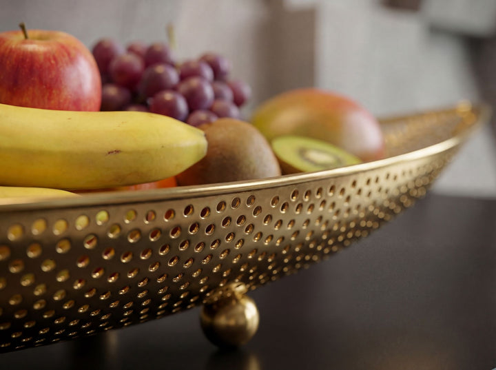 Frugtskål i guldfarvet metal 60 cm – oval, aflang borddekoration – moderne frugtskål med fødder – elegant dekorationsskål – håndlavet frugtkurv