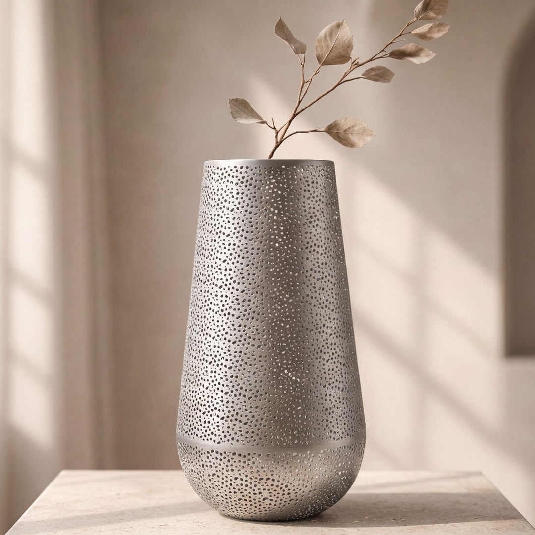 Dekorationsvase i sølvfarvet metal 47 cm – stor moderne blomstervase – rund gulvvase til tørrede blomster – høj stående vase – håndlavet boligdekoration