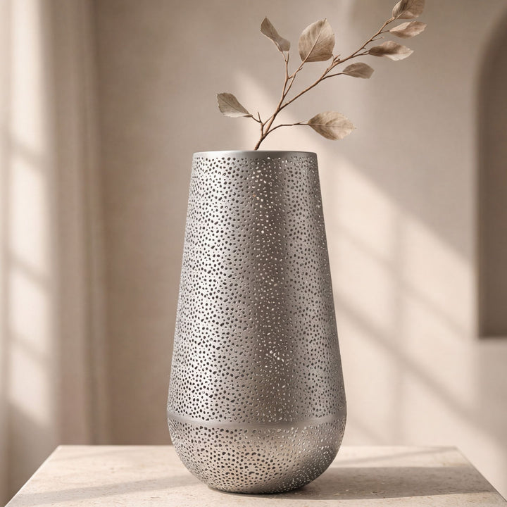 Dekorationsvase i sølvfarvet metal 47 cm – stor moderne blomstervase – rund gulvvase til tørrede blomster – høj stående vase – håndlavet boligdekoration