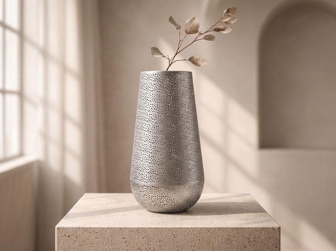 Dekorationsvase i sølvfarvet metal 47 cm – stor moderne blomstervase – rund gulvvase til tørrede blomster – høj stående vase – håndlavet boligdekoration