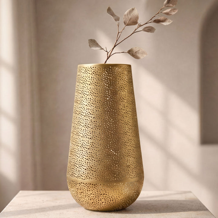 Dekorationsvase i guldfarvet metal 47 cm – stor moderne blomstervase – rund gulvvase til tørrede blomster – høj stående vase – håndlavet boligdekoration
