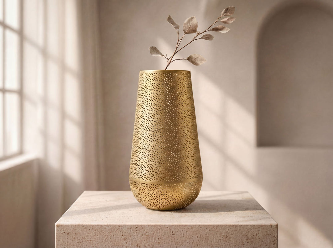 Dekorationsvase i guldfarvet metal 47 cm – stor moderne blomstervase – rund gulvvase til tørrede blomster – høj stående vase – håndlavet boligdekoration