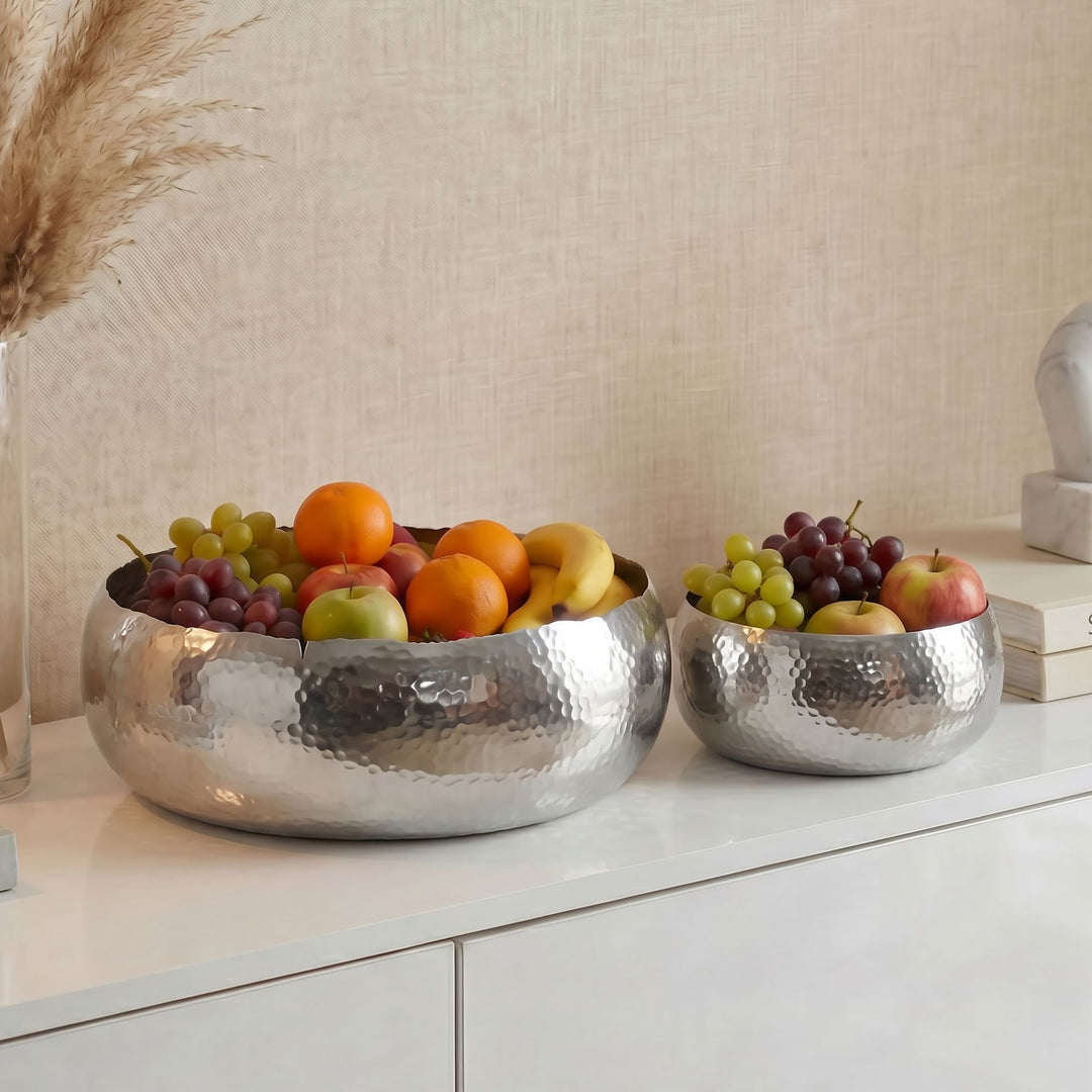 Frugtskåle 2 stk. i sølvfarvet metal 36 cm – runde borddekorationer – moderne frugtskåle med hamret finish i aluminium – elegante håndlavede skåle