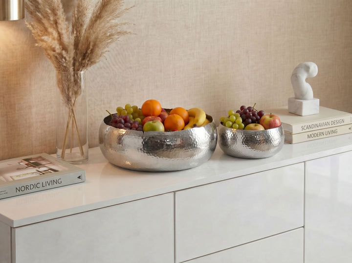 Frugtskåle 2 stk. i sølvfarvet metal 36 cm – runde borddekorationer – moderne frugtskåle med hamret finish i aluminium – elegante håndlavede skåle