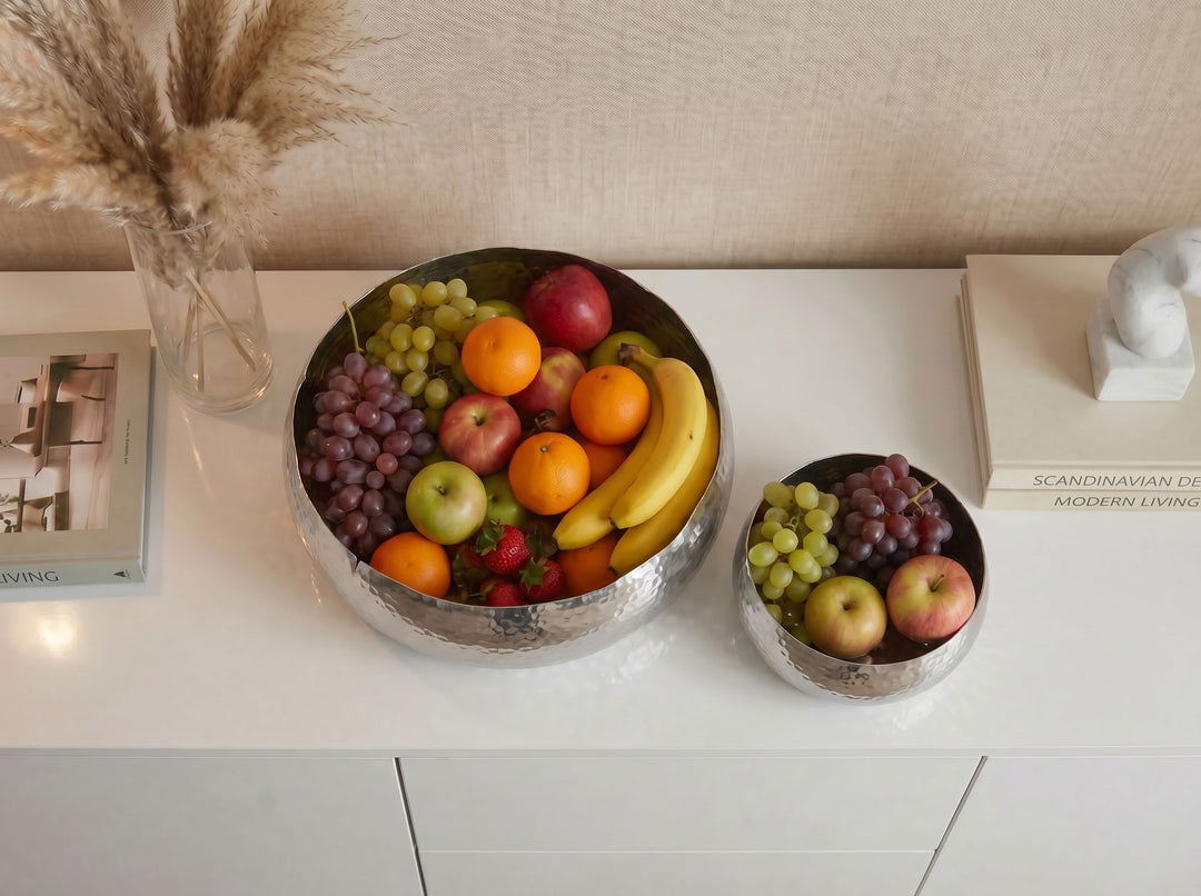 Frugtskåle 2 stk. i sølvfarvet metal 36 cm – runde borddekorationer – moderne frugtskåle med hamret finish i aluminium – elegante håndlavede skåle