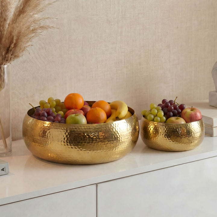 Frugtskåle 2 stk. i guldfarvet metal 36 cm – runde borddekorationer – moderne frugtskåle med hamret finish i aluminium – elegante håndlavede skåle