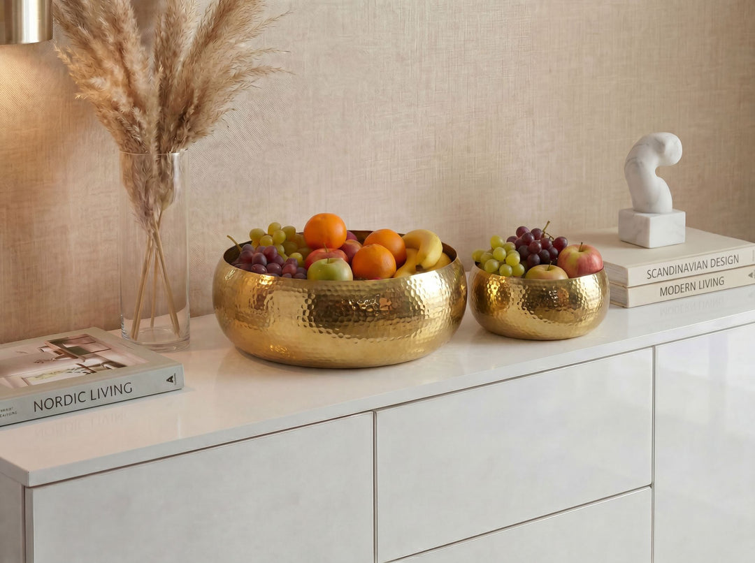 Frugtskåle 2 stk. i guldfarvet metal 36 cm – runde borddekorationer – moderne frugtskåle med hamret finish i aluminium – elegante håndlavede skåle