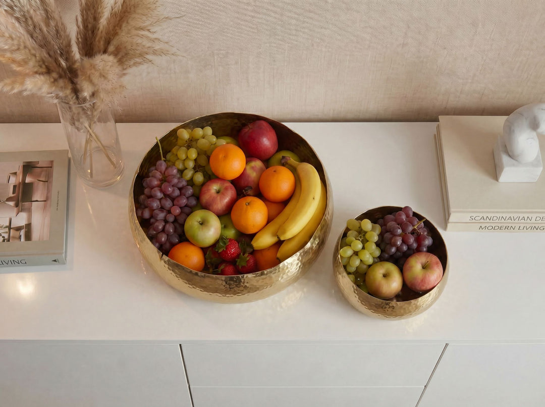 Frugtskåle 2 stk. i guldfarvet metal 36 cm – runde borddekorationer – moderne frugtskåle med hamret finish i aluminium – elegante håndlavede skåle