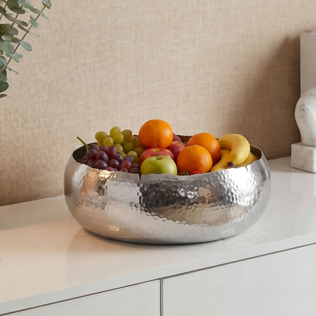 Frugtskål i sølvfarvet metal 35 cm – rund borddekoration – moderne frugtskål med hamret finish i aluminium – elegant håndlavet skål