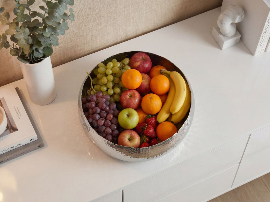 Frugtskål i sølvfarvet metal 35 cm – rund borddekoration – moderne frugtskål med hamret finish i aluminium – elegant håndlavet skål