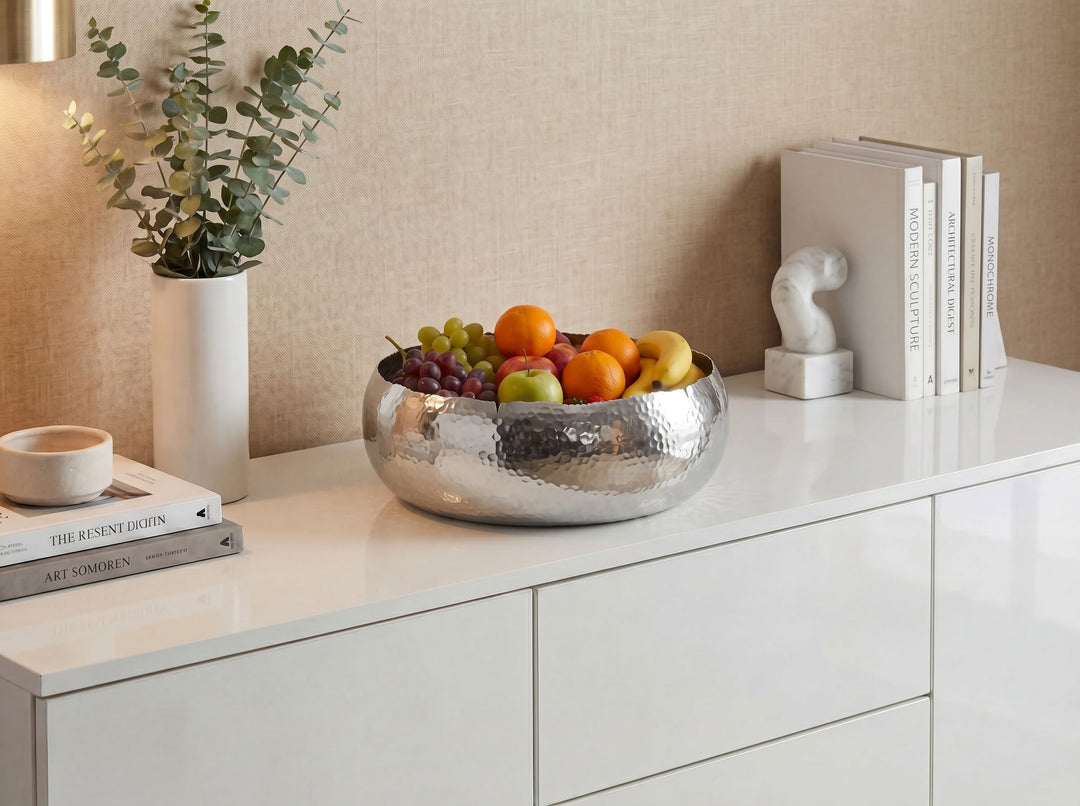 Frugtskål i sølvfarvet metal 35 cm – rund borddekoration – moderne frugtskål med hamret finish i aluminium – elegant håndlavet skål