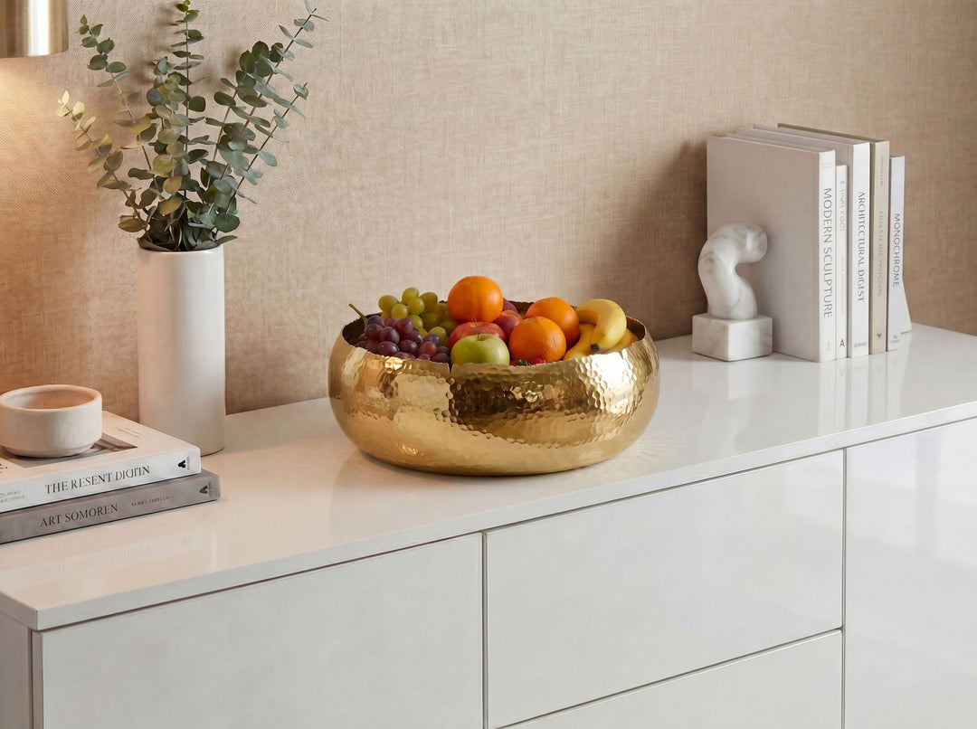 Frugtskål i guldfarvet metal 35 cm – rund borddekoration – moderne frugtskål med hamret finish i aluminium – elegant håndlavet skål