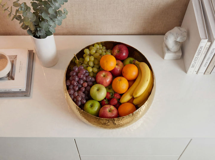 Frugtskål i guldfarvet metal 35 cm – rund borddekoration – moderne frugtskål med hamret finish i aluminium – elegant håndlavet skål