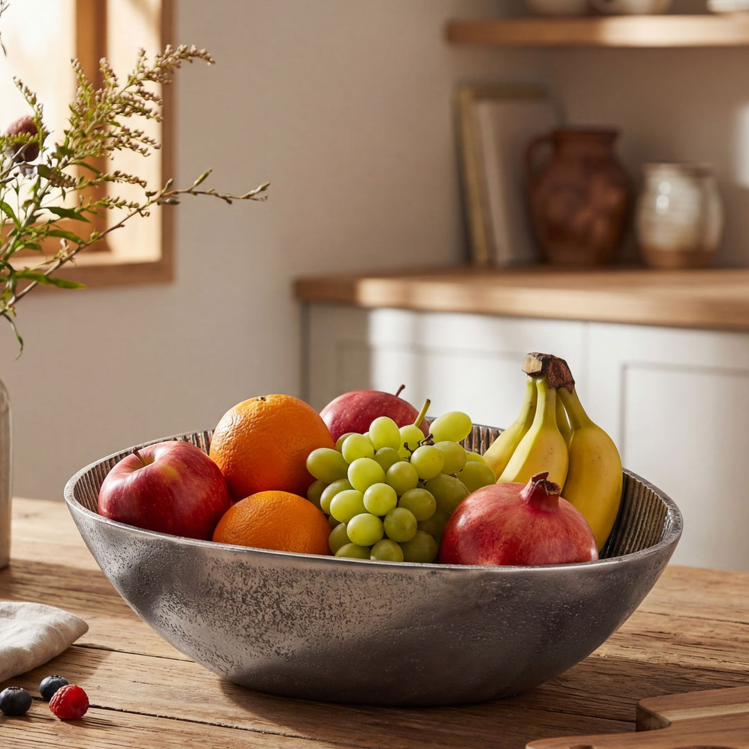 Frugtskål i sølvfarvet metal 30 cm – oval borddekoration – moderne frugtskål med rillet design i aluminium – elegant håndlavet skål