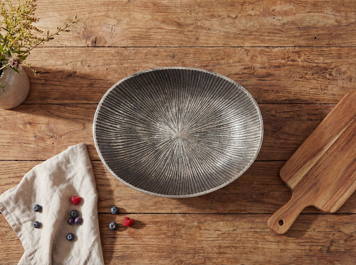 Frugtskål i sølvfarvet metal 30 cm – oval borddekoration – moderne frugtskål med rillet design i aluminium – elegant håndlavet skål
