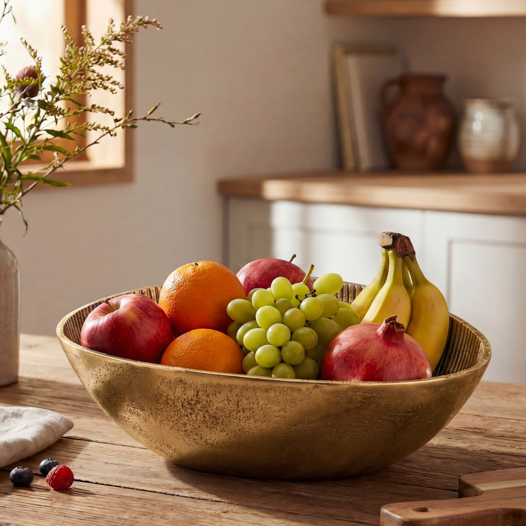 Frugtskål i guldfarvet metal 30 cm – oval borddekoration – moderne frugtskål med rillet design i aluminium – elegant håndlavet skål
