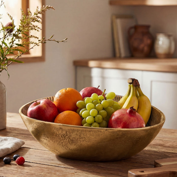 Frugtskål i guldfarvet metal 30 cm – oval borddekoration – moderne frugtskål med rillet design i aluminium – elegant håndlavet skål