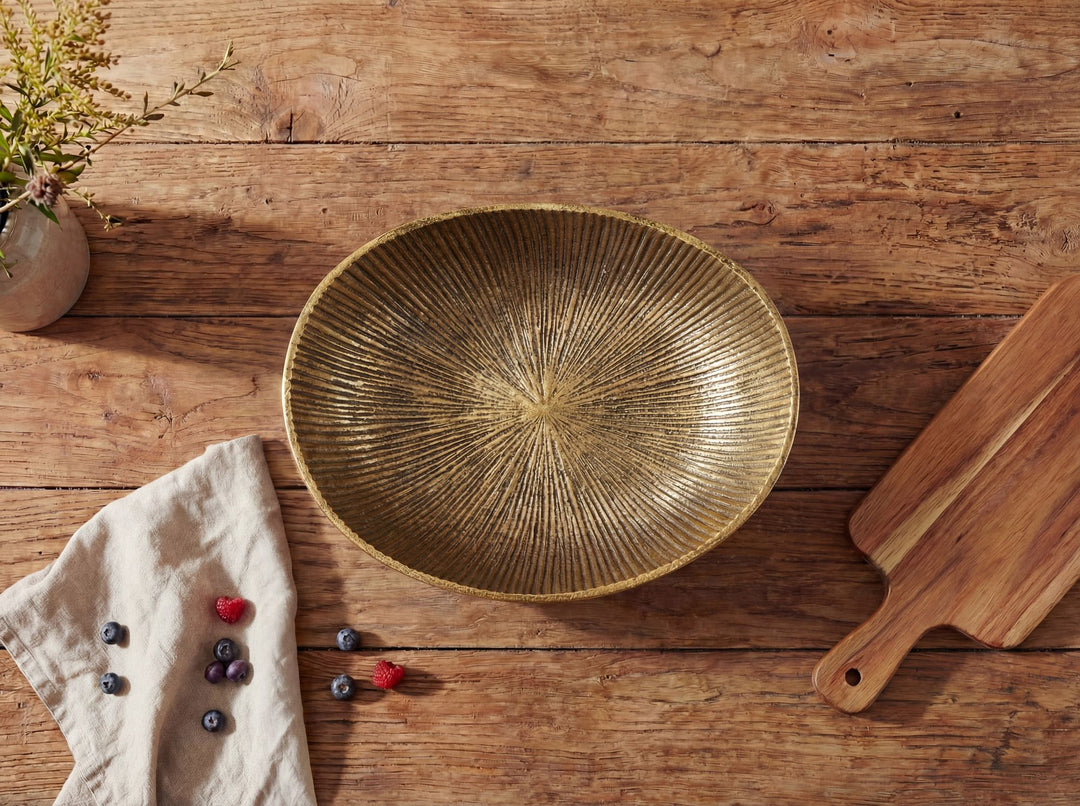 Frugtskål i guldfarvet metal 30 cm – oval borddekoration – moderne frugtskål med rillet design i aluminium – elegant håndlavet skål