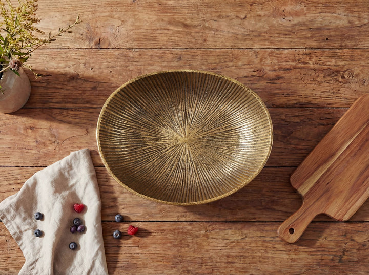 Frugtskål i guldfarvet metal 30 cm – oval borddekoration – moderne frugtskål med rillet design i aluminium – elegant håndlavet skål