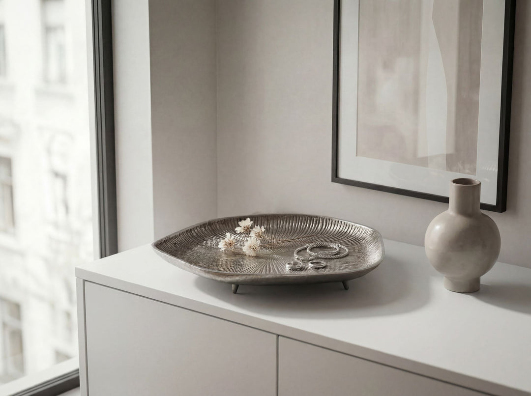Dekorationsskål i sølvfarvet aluminium 40 cm – organisk designskål i metal – dekorationsfad med ben til bord – smykke- og dekorationsskål – håndlavet boligdekoration