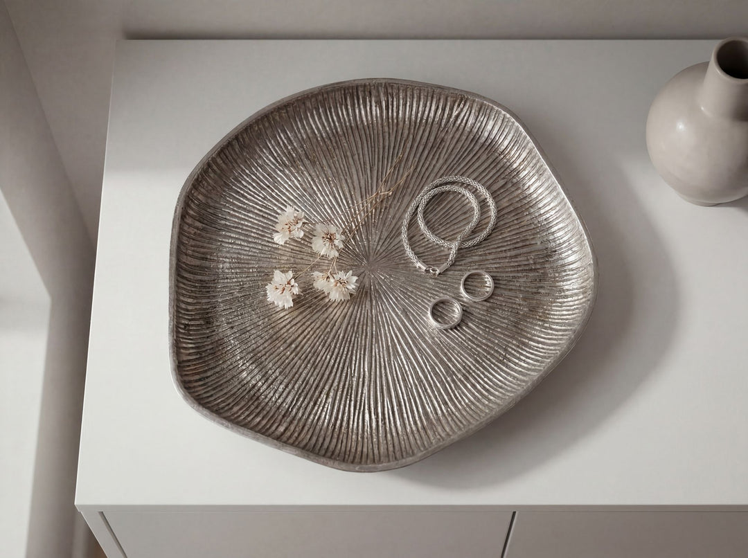 Dekorationsskål i sølvfarvet aluminium 40 cm – organisk designskål i metal – dekorationsfad med ben til bord – smykke- og dekorationsskål – håndlavet boligdekoration