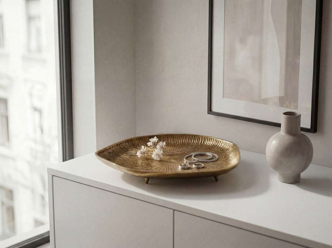 Dekorationsskål i guldfarvet aluminium 40 cm – organisk designskål i metal – dekorationsfad med ben til bord – smykke- og dekorationsskål – håndlavet boligdekoration