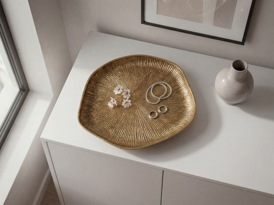 Dekorationsskål i guldfarvet aluminium 40 cm – organisk designskål i metal – dekorationsfad med ben til bord – smykke- og dekorationsskål – håndlavet boligdekoration