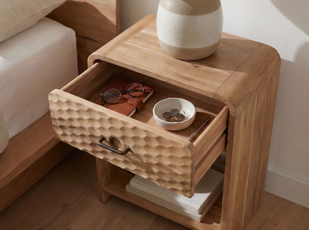 Natbord i massivt mangotræ 54 cm – moderne natbord med skuffe – højt sengebord med opbevaringsplads