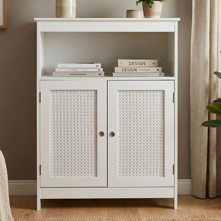 Stående skab hvidt 80cm - Opbevaringsskab med 2 låger i rattandesign og hylde  - Kommode med skuffer, wienerflet-sideskab