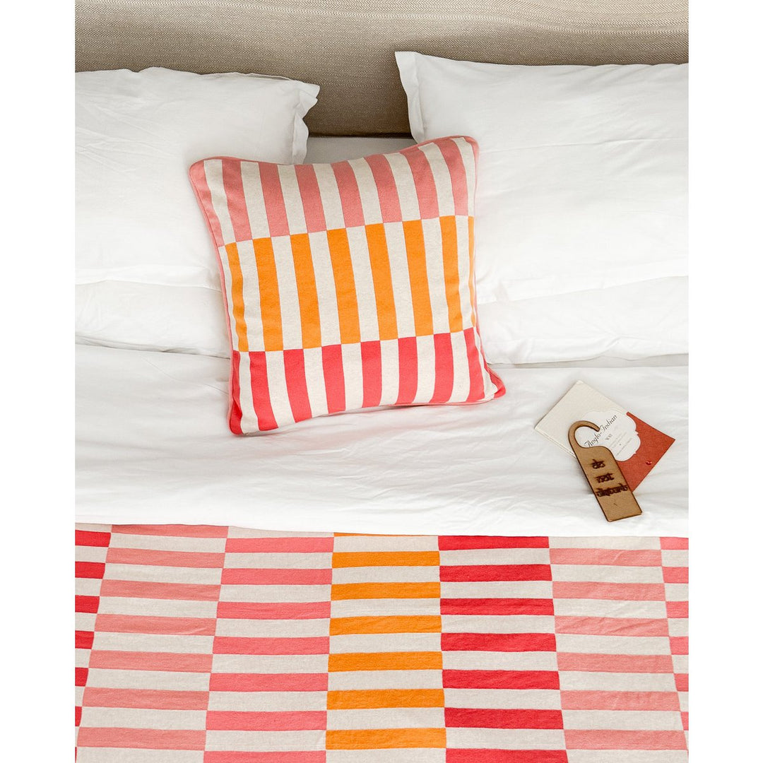 Mojo pillow-cover pink, blød jacquard strikket bomuld.