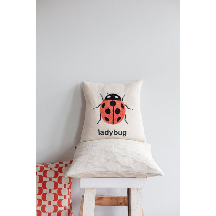 Ladybird pude rød, blød bomuldstrik med punchneedle broderi