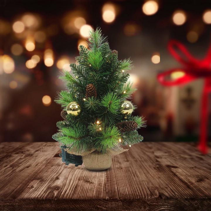 Led Fir Tree "Noel" udendørs dekoration lavet af metal og plast i grønt og guld, med fast installerede LED'er