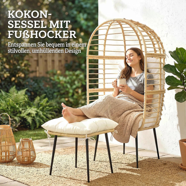 Havestol med fodskammel, ægformet fletstol i PE-rattan med lange og tykke hynder, metalstel, beige