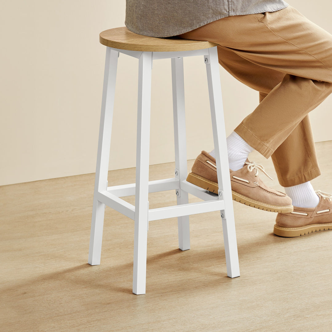 Barstol / høj skammel – egetræ look / hvide ben | moderne loftstil