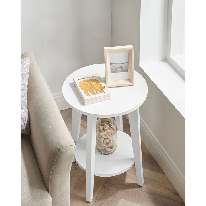 Stilfuldt og funktionelt sidebord med hvid finish