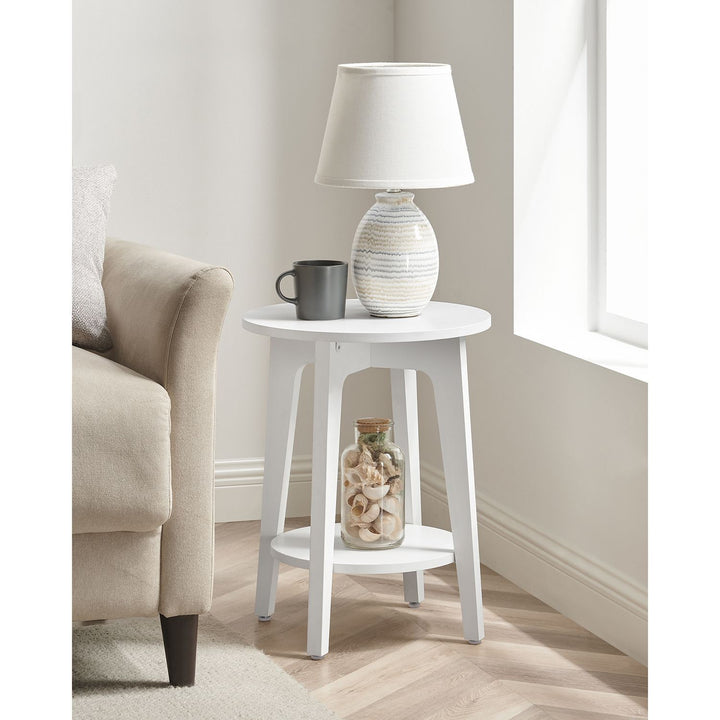 Stilfuldt og funktionelt sidebord med hvid finish