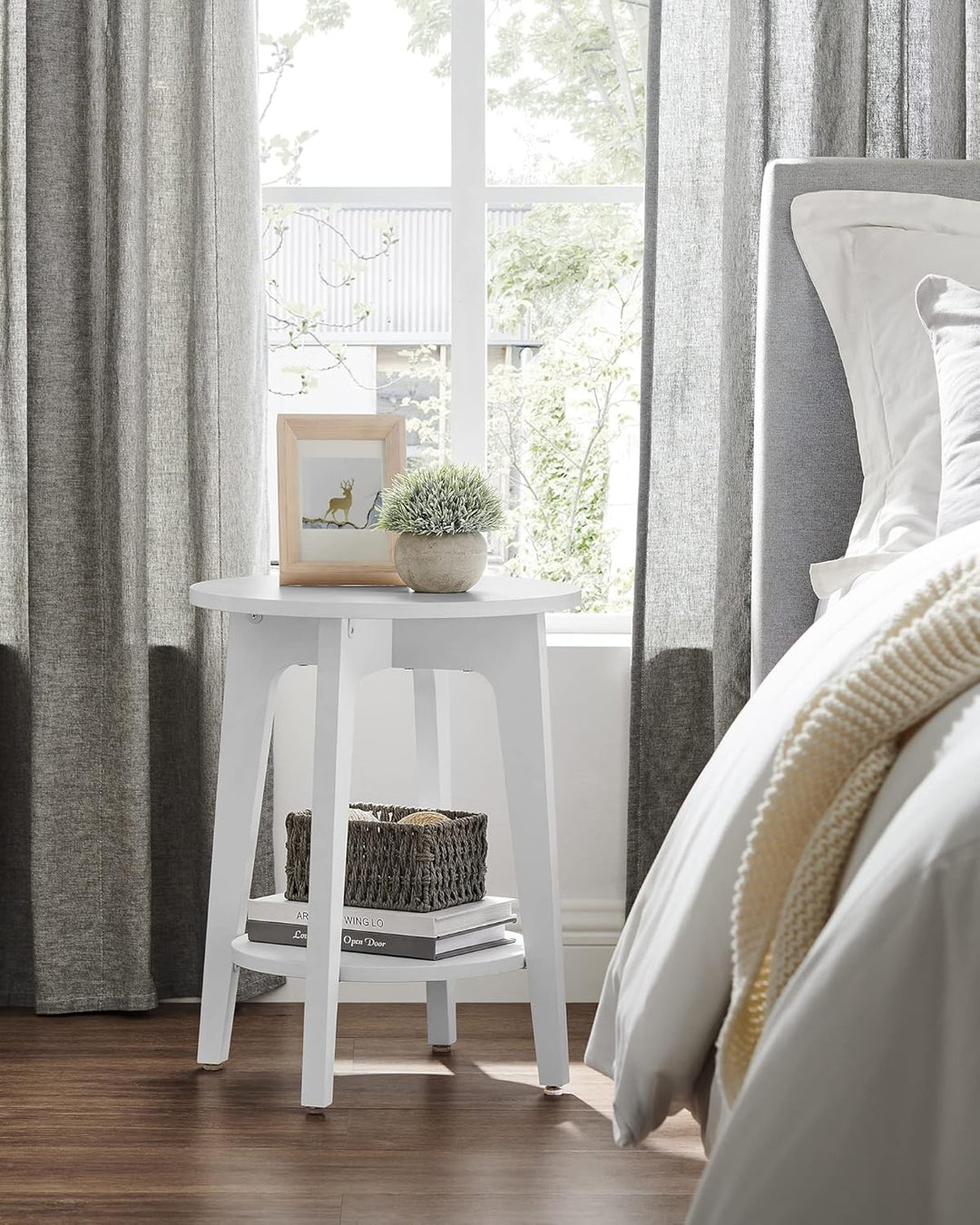 Stilfuldt og funktionelt sidebord med hvid finish