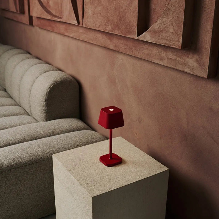 Ava Berry Red genopladelig bordlampe