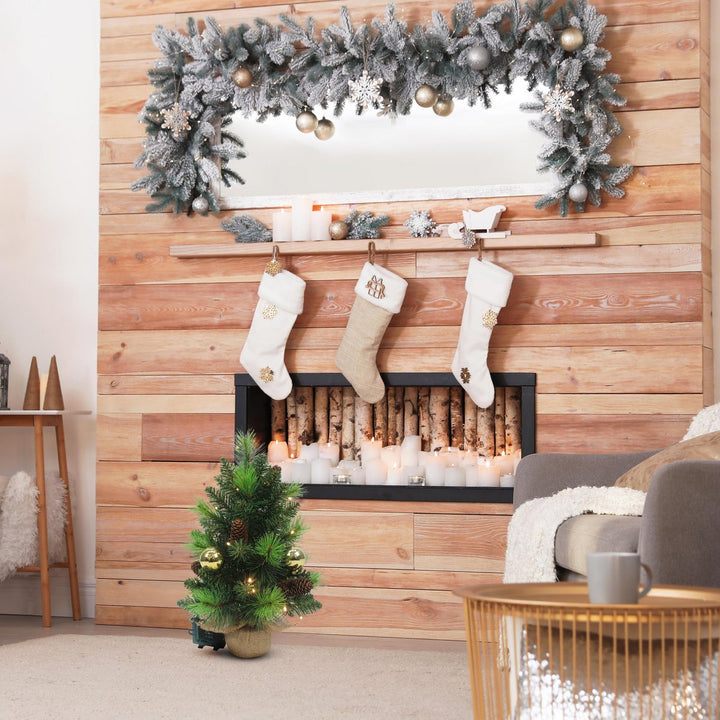 Led Fir Tree "Noel" udendørs dekoration lavet af metal og plast i grønt og guld, med fast installerede LED'er