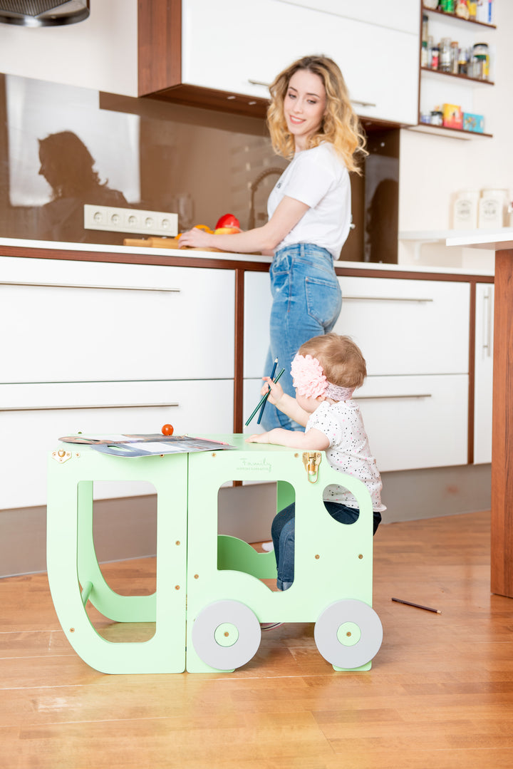 Køkkentrappe / montessori-læringstårn: bord, stol og trappe i ét til barn, grøn
