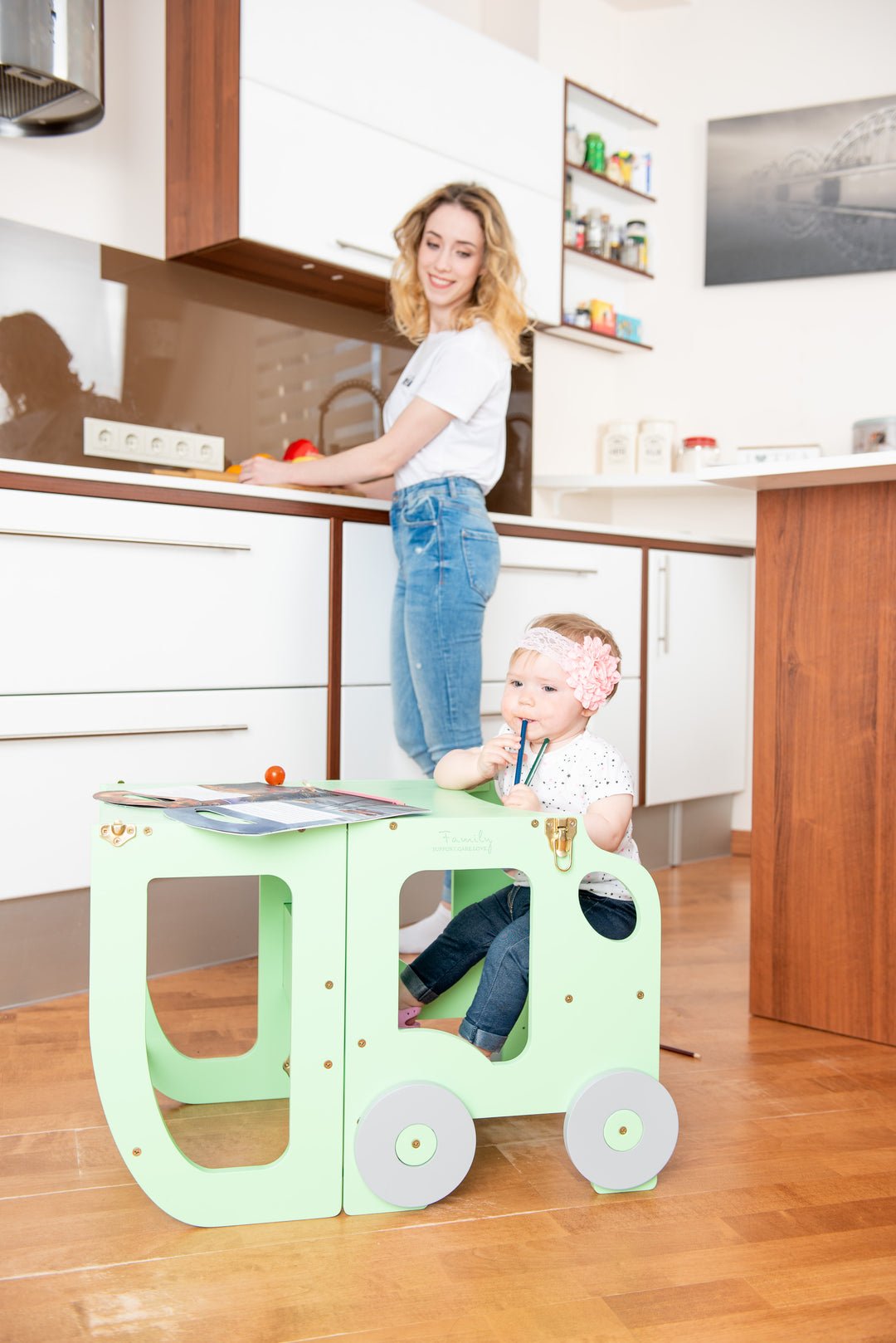 Køkkentrappe / montessori-læringstårn: bord, stol og trappe i ét til barn, grøn