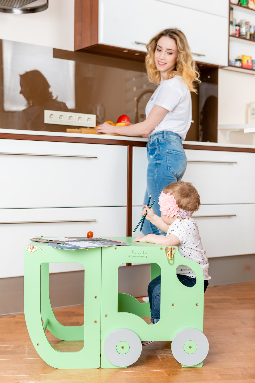 Køkkentrappe / montessori-læringstårn: bord, stol og trappe i ét til barn, grøn