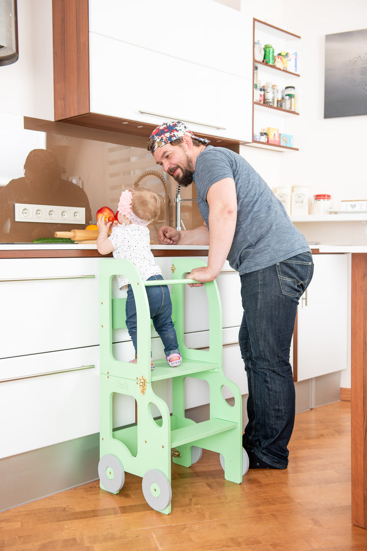 Køkkentrappe / montessori-læringstårn: bord, stol og trappe i ét til barn, grøn