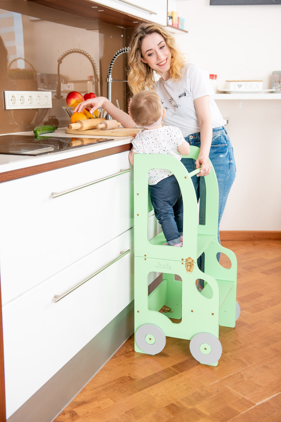 Køkkentrappe / montessori-læringstårn: bord, stol og trappe i ét til barn, grøn