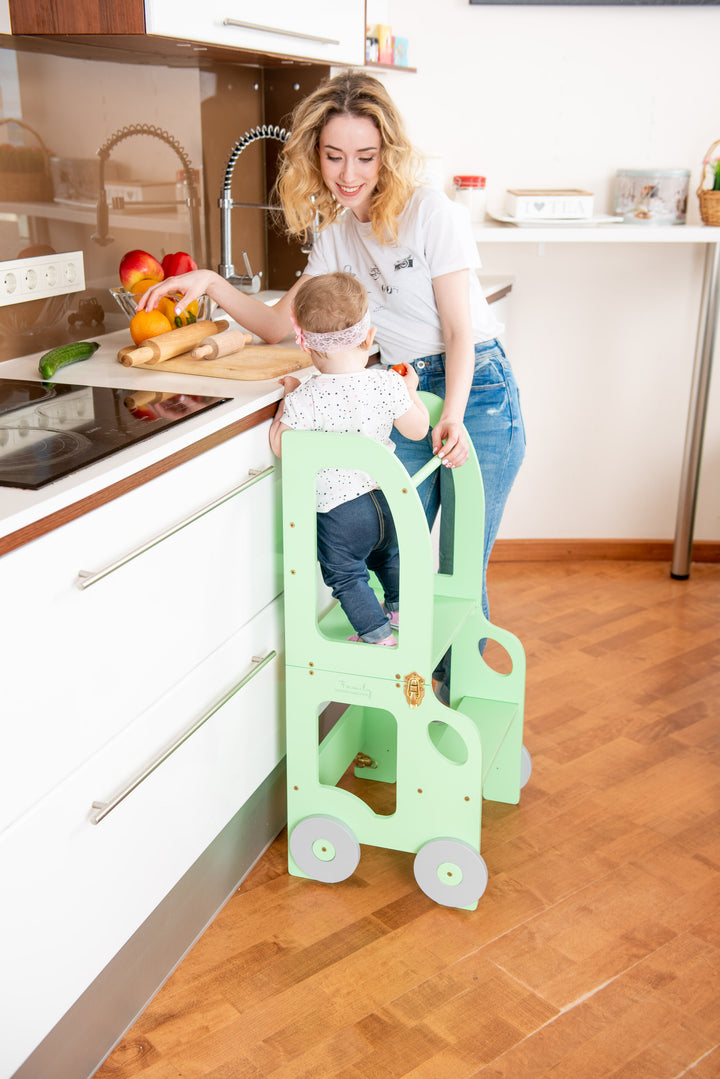 Køkkentrappe / montessori-læringstårn: bord, stol og trappe i ét til barn, grøn