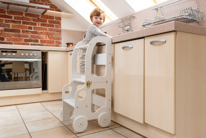 Køkkentrappe / montessori-læringstårn: bord, stol og trappe i ét til barn, hvid