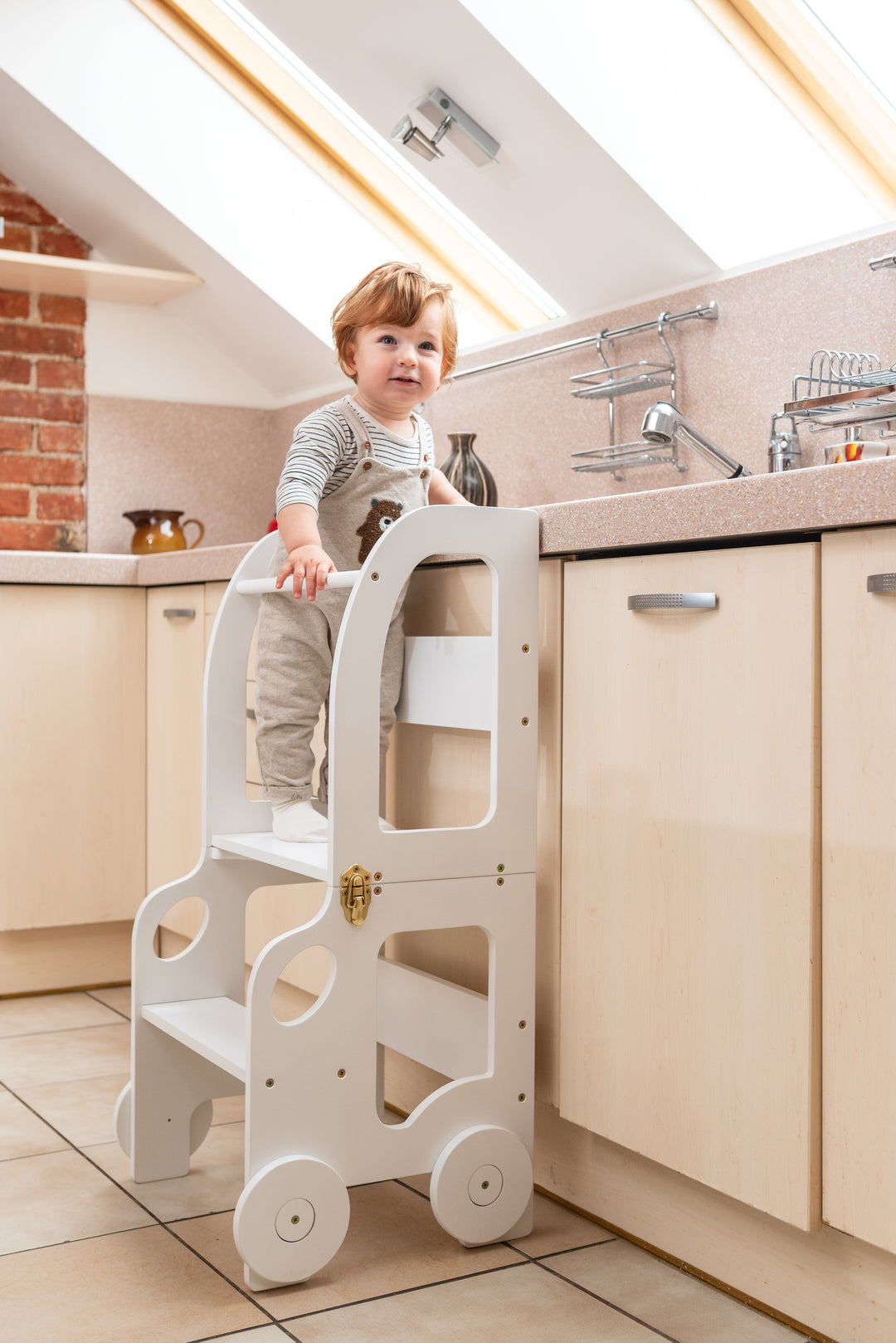 Køkkentrappe / montessori-læringstårn: bord, stol og trappe i ét til barn, hvid